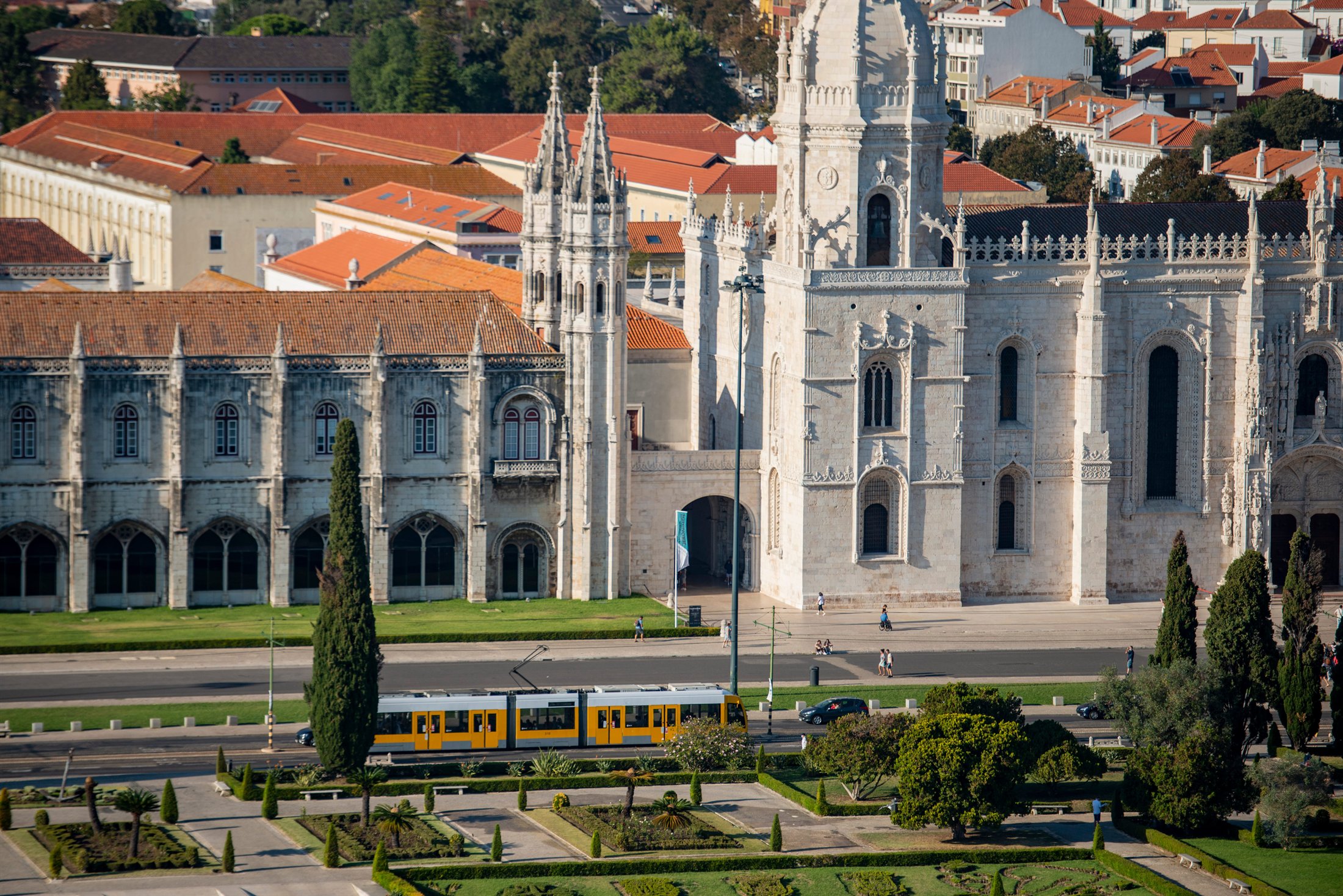 Lisbon Public Transport Pass: How to Get Around Without Overpaying